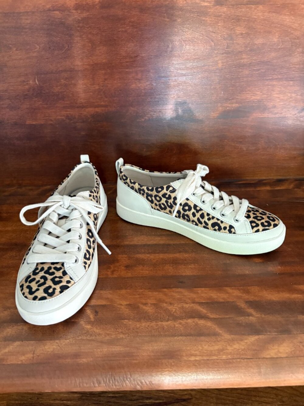 Vionic Winny Leopard Print White Leather Sneaker Sporty Chic Retro Edgy Vibe 7.5